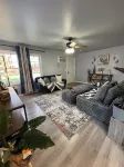 Charming Feathers Theme Home, King Bed, 2-bedroom house in Aurora with WiFi