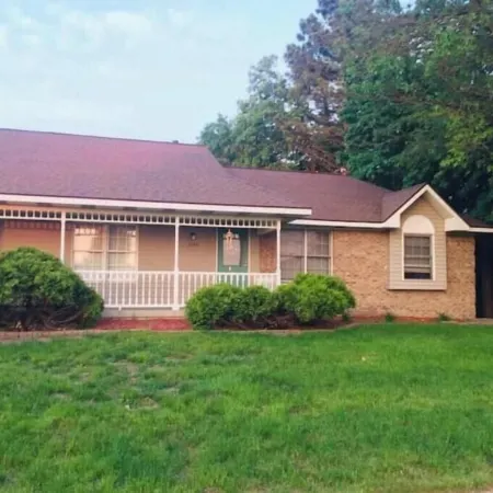 Spacious 4-bedroom house in fantastic Grandville with WiFi, AC