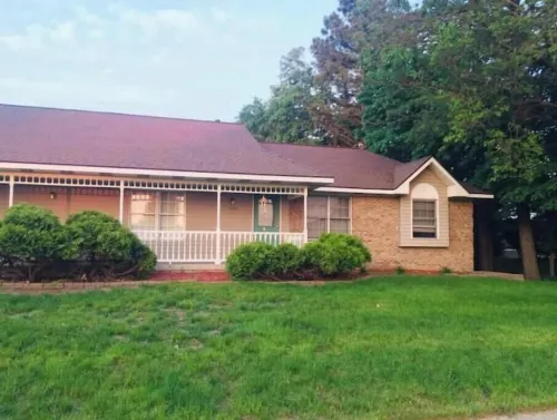 Spacious 4-bedroom house in fantastic Grandville with WiFi, AC