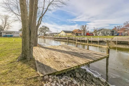 Sunsets & Serenity: Port Clinton Waterfront Stay 3 Bedroom Home