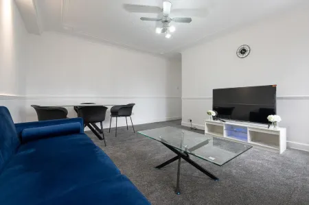 2-bedroom- Stoke-on-trent-sleeps 5-petsok Отели рядом с достопримечательностью «Трентам Гарденс»