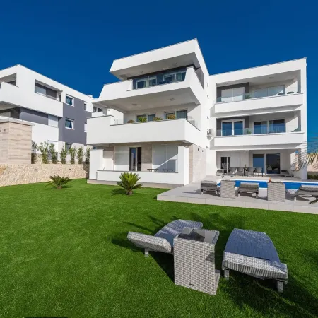 Apartments & Rooms Pool Villas Maris