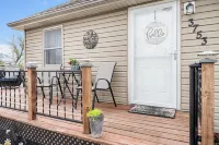 Charming 2-bedroom bungalow in lovely West Council Bluffs with WiFi, AC