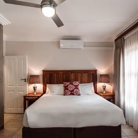 Camelot Guest House & Apartments
