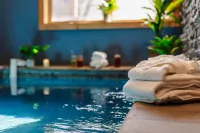 Rustic Mountain Retreat by Ghosal Luxury Lodging - プライペートプール