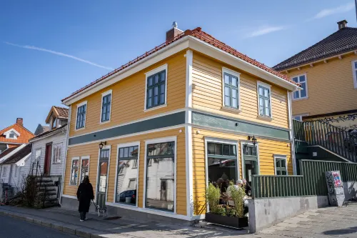 Vibrant Apartment on Bustling Street, above a Restaurant Perfect for Tourists,