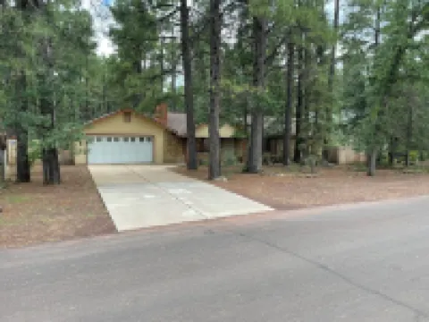 Dog friendly 3-bedroom house in the tall pines close to golf & skiing.