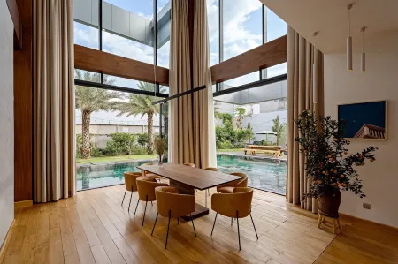 Glamorous Getaway Villa in Bien Hoa Отели рядом с достопримечательностью «Nhà thờ Phêro-Gx Tân mai»