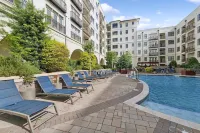 Kasa Village District Raleigh - Rooftop Pools