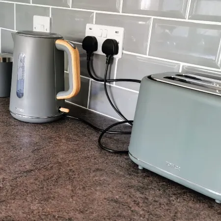 3Bed Full House - Free Parking - Family Friendly!