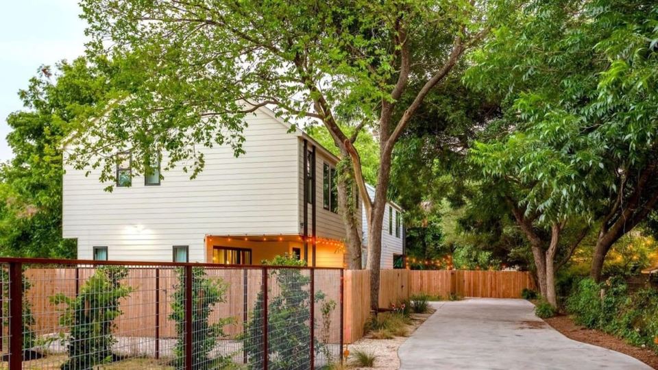 Stylish Clubhouse Retreat w Hot Tub Near Downtown