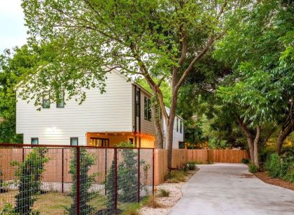 Eastside Home Sleeps 18 with Cowboy Pool & Fire Pit