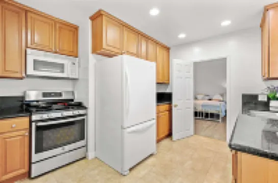 Comfortable Home Near LA With Full Kitchen & Laundry