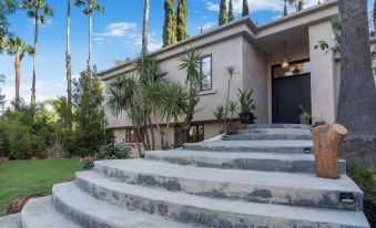 Del Campo Villa - 4BR Woodland Hills Gem With Pool and Cabana