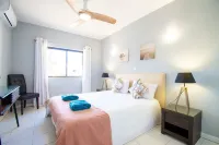 99B Hibiscus Monte Dourado - Condos
