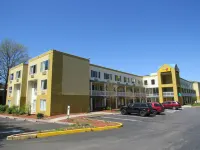 Super 8 by Wyndham New Cumberland