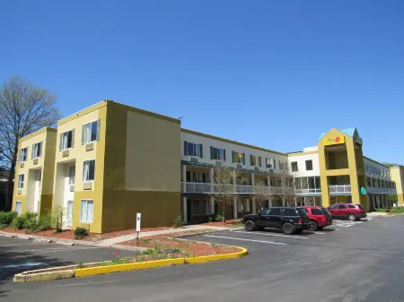 Super 8 by Wyndham New Cumberland Отели в г. Фэрвью Тауншип