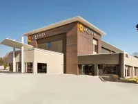 La Quinta Inn & Suites by Wyndham St Louis Route 66 Hotels in St. Louis County