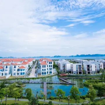 Ha Long Essence Classic Hotel Отели рядом с достопримечательностью «Гора Бай Тхо»