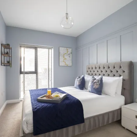 Elliot Oliver - Luxurious Two Bedroom Apartment in the Docks