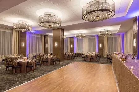 Embassy Suites by Hilton Pittsburgh Downtown Отели рядом с достопримечательностью «Храм познания»