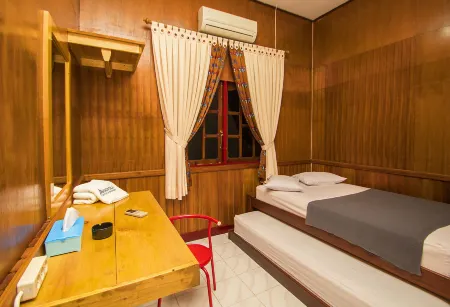 Waisai Beach Hotel Отели рядом с достопримечательностью «WTC (Waisai Torang Cinta)»