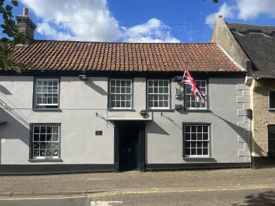 Stylish Historic Apartment - Sleeps 3 & Parking
