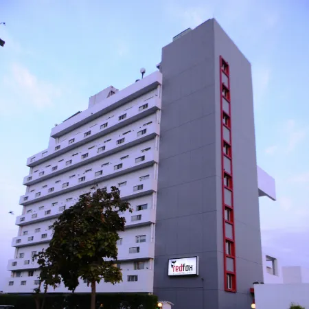 Red Fox by Lemon Tree Hotels, East Delhi Отели рядом с достопримечательностью «Храм Акшардхам»