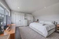 Stunning Farmhouse W/ Solar Heated Pool in North Fork, Farmstands, winery& beach