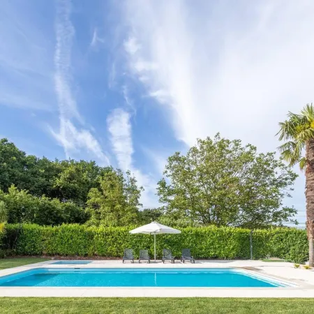 6-Bed House - Sleeps 12 - Pool, BBQ, Pool Table