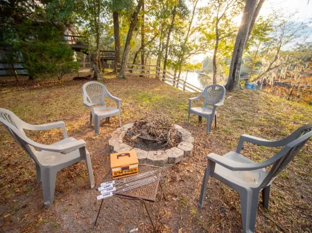 "FLOATS MY BOAT"- Suwannee River Home in Branford, FL, near area Springs, too!