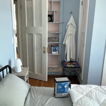 Castle in The Sky ! Beautifully Renovated Victorian one Block from Main St. Отели в г. Найек
