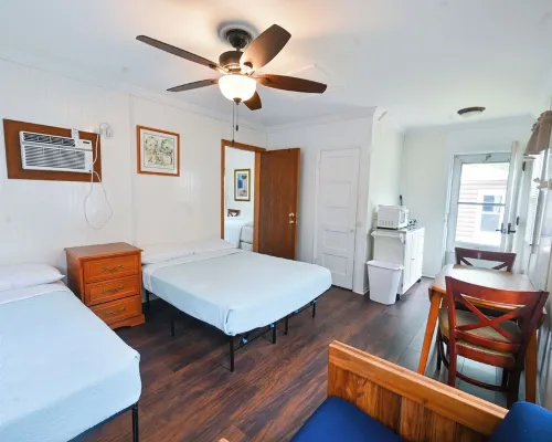 “Private 3-Bed Cabin Near Geneva Lake – Walk to Dining & Beach” Hotels in Williams Bay