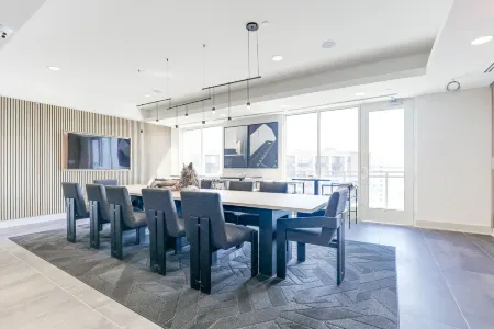 Elegant 2BR Apartment Minutes From DC Отели рядом с Аэропорт Рональд Рейган