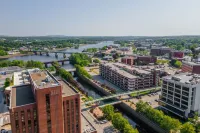 Cozy, Retro Gaming Retreat - WiFi, Central Location