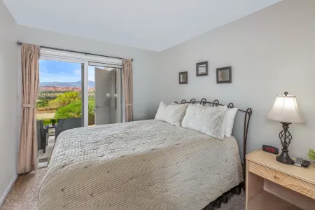 Mountain Views and Outdoor Pools - Relaxing Oasis at Sunrise Palms