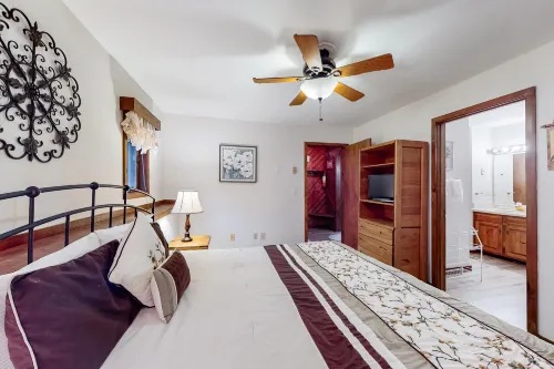 Valley-view condo w/ a large kitchen, stone-front fireplace, & private patio 로아 마운틴 호텔