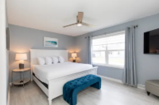 Exclusive Access to Serene Beach - Charming Lakeview Retreat