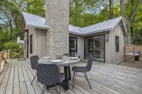 Lakeside Luxury and Hot Tub - Exquisite Cottage Retreat