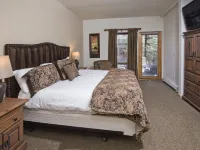 Private Hot Tub and Gourmet Kitchen - Stylish Mountain Retreat