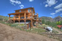 Spectacular Mountain Views and Private Hot Tub - Exquisite Multi-Level Haven