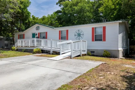 Delightful Game Room and Tiki Bar - Inviting Family Getaway Отели в г. Эмералд Айл