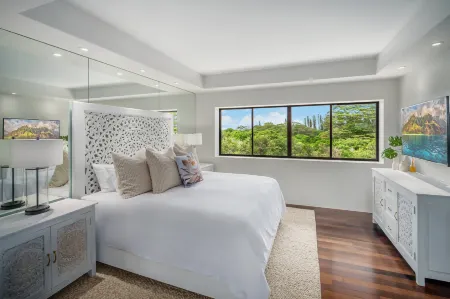 Infinity Pool and Spa Amenities - Stunning Tropical Sanctuary