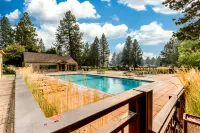 Third-floor retreat with treetop views, AC, pools, hot tubs, & sports courts Hotels in Deschutes River Woods