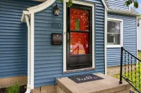 Spacious Living Area and Vibrant Kitchen - Charming Mid-Century Haven Hotels in Peoria Heights