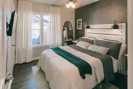 Historic District cottage near it all with dog-friendly yard & screened porch Отели в г. Кристл-Лейк