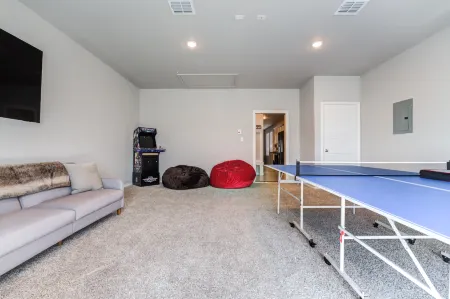 Spacious Backyard and Game Room - Charming Texan Getaway Отели рядом с достопримечательностью «Thunderzone Family Fun»