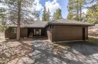 Private Hot Tub, Spacious Deck, Gas BBQ and Bikes - Cozy Getaway