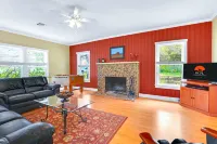 Charming Escape and Creekside Hot Tub - Cozy Hill Country Retreat