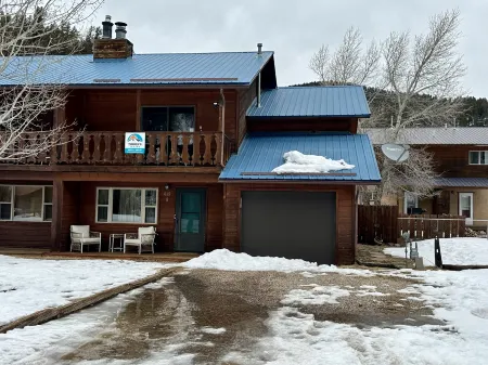 Cozy Fenced Yard and Modern Amenities - Inviting Mountain Retreat Отели в г. Ред Ривер